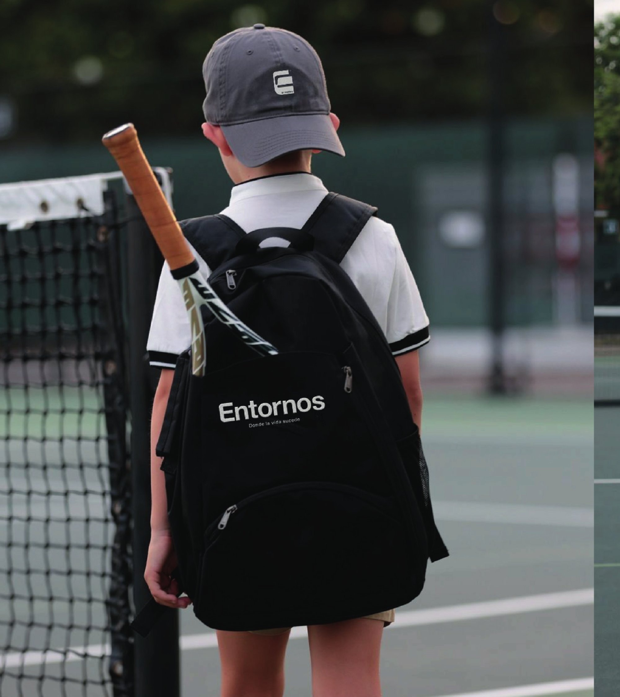 Niño con mochila Entornos en cancha de tenis