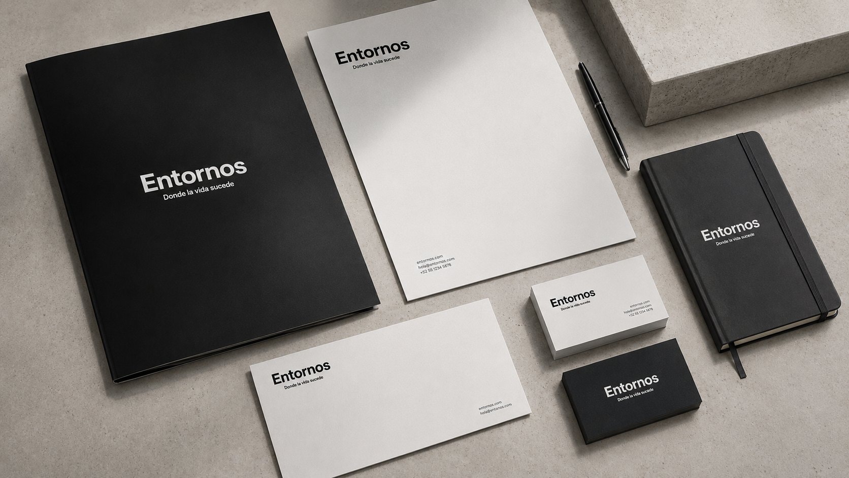 Mockup de papelería Entornos en blanco y negro