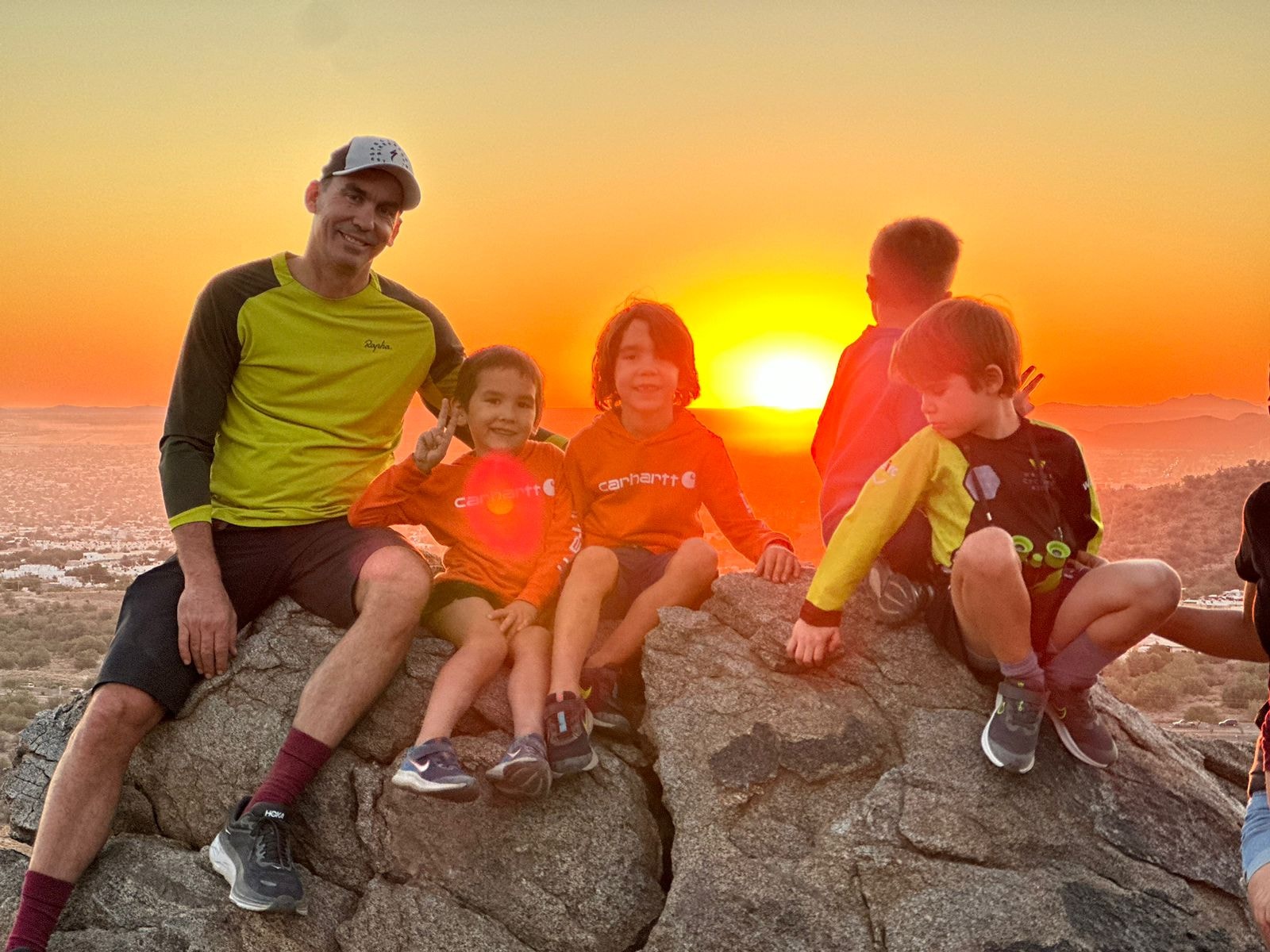 Familia con coach al atardecer en la montaña