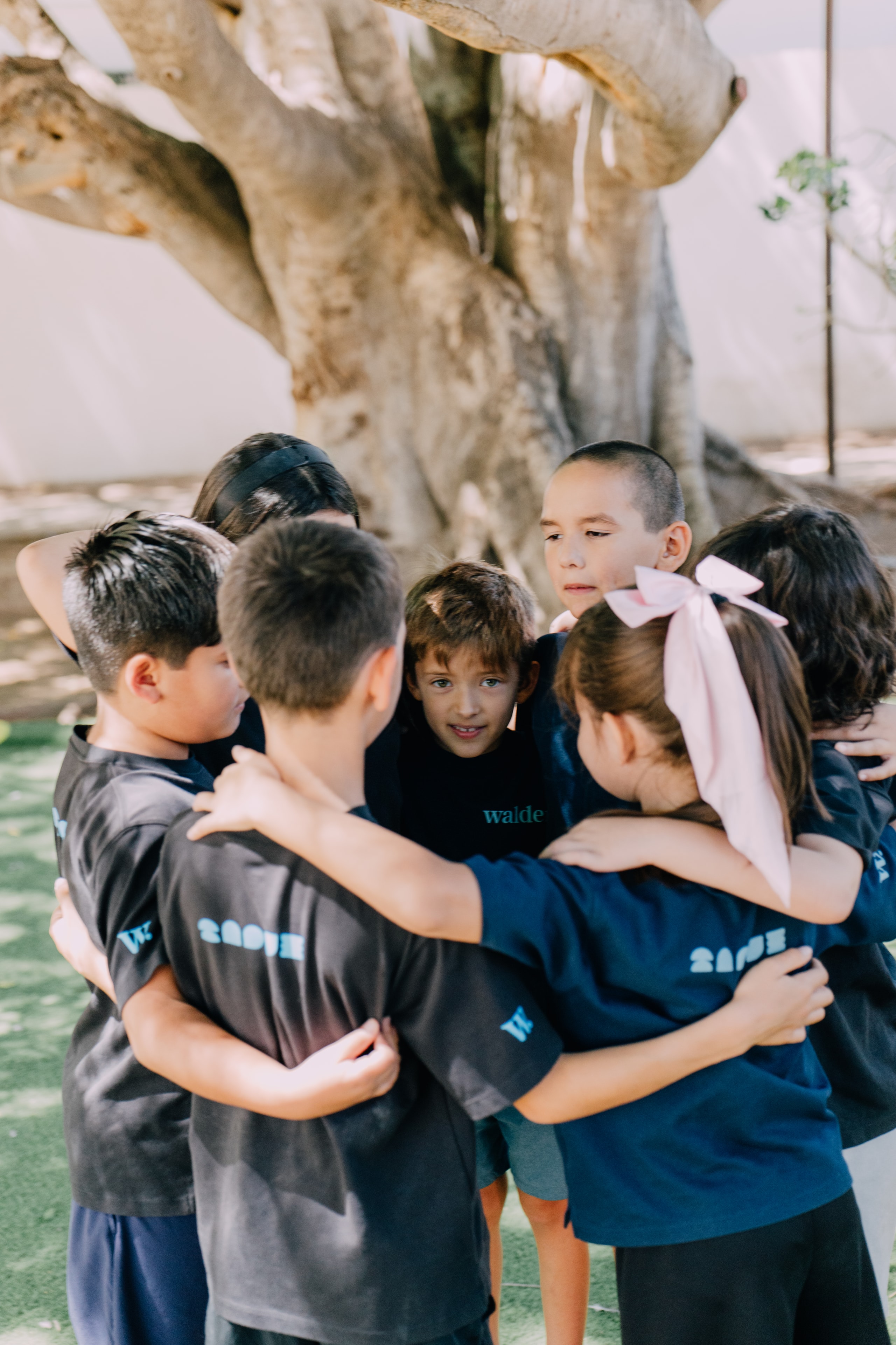 Niños de Entornos en círculo abrazados