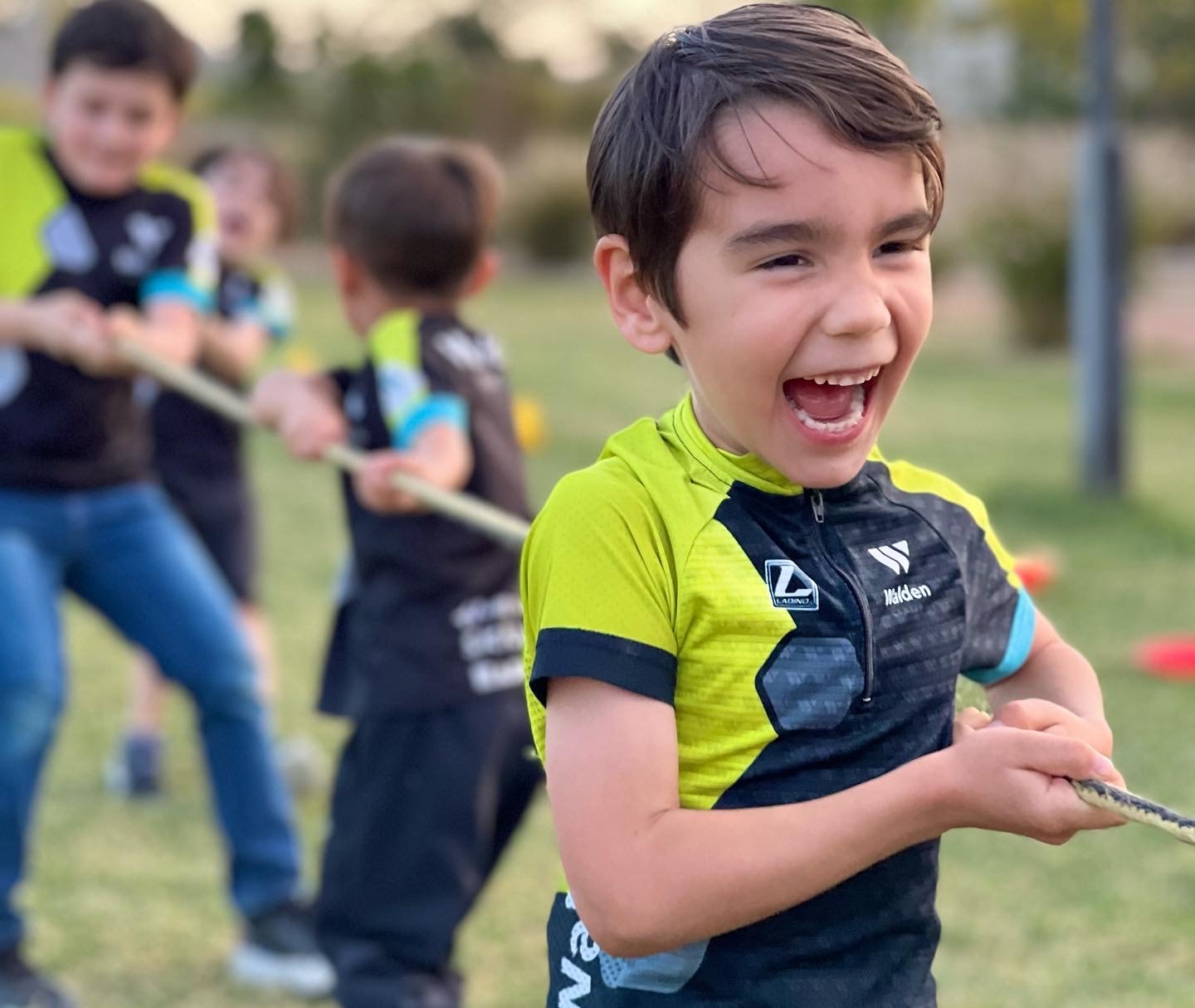 Niño jalando cuerda en actividad deportiva