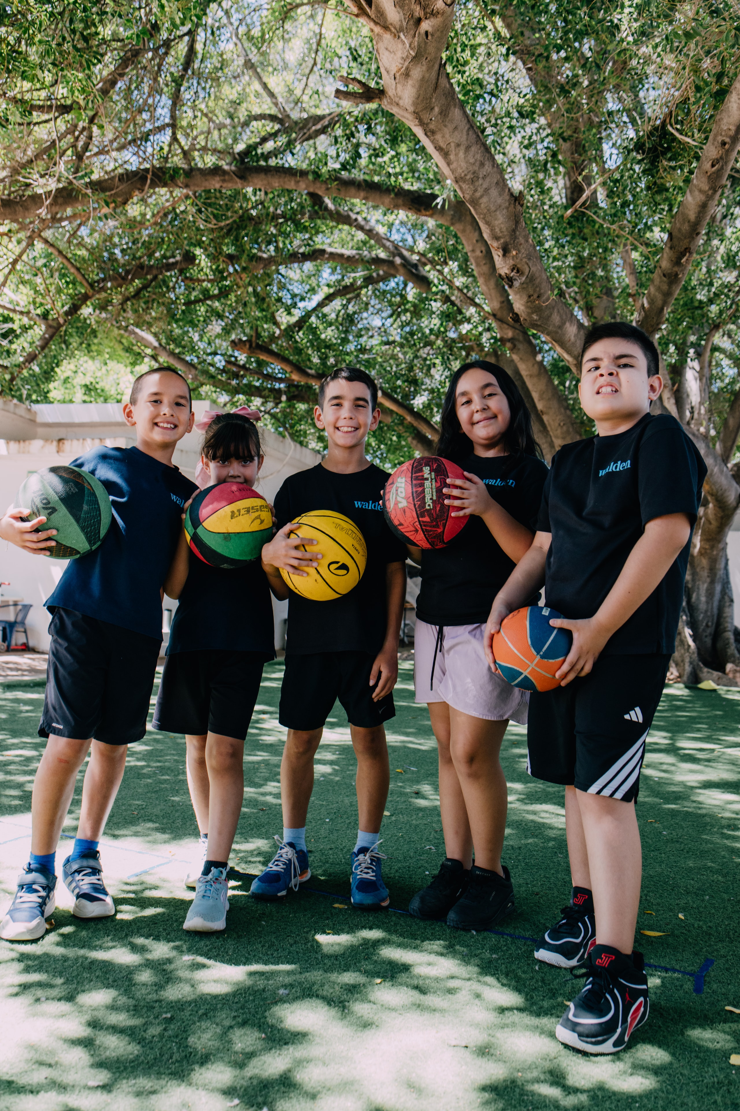 Niños de Entornos con basketballs en cancha